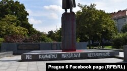 В основата на паметника пише "Не на кървавия маршал! Няма да забравим"