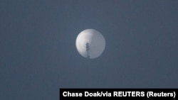 Балон лети в небето над Билингс, Монтана, САЩ, 1 февруари 2023 г.