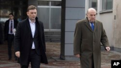 Министърът на външните работи на Северна Македония Буяр Османи, вдясно, върви до българския си колега Николай Милков пред Военномедицинска академия след посещение на Християн Пендиков, 22 януари 2023 г.