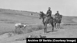 Български офицери пред тялото на убит османски войник.