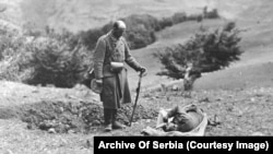 Снимка, озаглавена „Сбогом на паднал другар“.