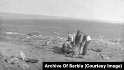 Деца претърсват земя, изоставена от турски войски.