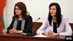 Мария Габриел (вдясно) даде изявление пред групата на ГЕРБ-СДС, на което беше представена от председателката Десислава Атанасова