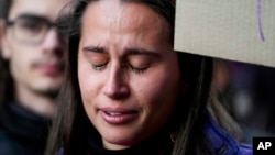 Млада италианка плаче по време на протест срещу насилието над жени, провокиран от убийството на Джулия Чекетин, извършено на 11 ноември 2023 г.