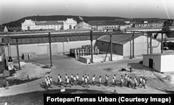 Затворници преминават през двора на затвора Сопрокохида в Западна Унгария през 1985 г.