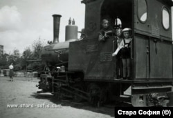 Деца играят в локомотив, изложен в "Царската детска градина"