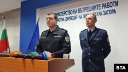 Директорът на ОДМВР - Стара Загора Лазар Христов (вляво) и ръководителят на охранителната полиция в града Илиян Илиев по време на брифинга им в сряда.