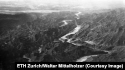 Река преминава през планинска верига в Персия.