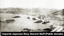 Разбити руски кораби, след като японската армия успешно превзема Порт Артур.