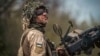 Украински военен с автоматично оръжие. Снимката е архивна.