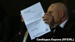 Иван Гешев държи неподписаната си оставка, която след миг ще се озове на парчета на земята.