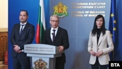 Вътрешният министър Калин Стоянов, премиерът Николай Денков и вицепремиерът Мария Габриел.