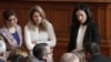 Десислава Атанасова и Рая Назарян от ГЕРБ заедно с Цвета Рангелова от „Възраждане“ по време на извънредното заседание на Народното събрание. 