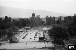 София (24 август 1954) Строежът на Паметника на Съветската армия в София.