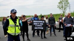 Протестиращи блокираха пътя Бургас - Созопол и положиха цветя на местата, където са загинали техни близки.