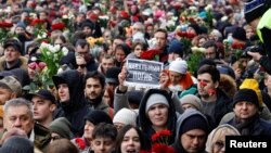 "Навални загина", пише на плакат в множеството, което викаше името на опозиционера