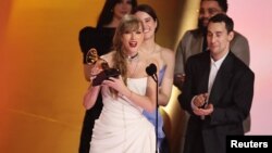 Тейлър Суифт на годишни награди "Грами", Лос Анджелис, Калифорния, 4 февруари 2024 г. Певицата получи четвъртата си статуетка за албум на годината и влезе в историята като първия изпълнител с толкова награди в категорията.