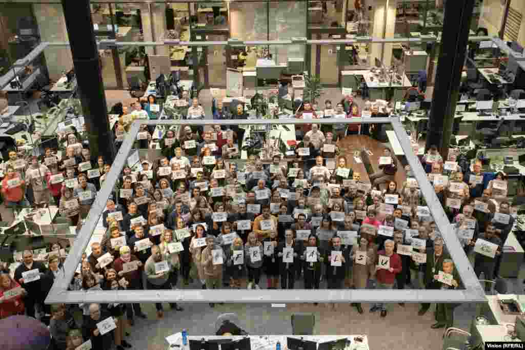 Служителите на RFE/RL в централата на медията в Прага в кампания с искане за освобождаването на колега им Алсу Курмашева от руски затвор през 2023 г.75 години след основаването си RFE/RL се бори с опитите на Белия дом да закрие медията. 