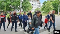 Протестиращите във Ванра преминаха по пешеходната пътека, на която рпеди години загина 20-годишната Лора. Те спряха за минута движението, за да изразят желанието да се вземат адекватни мерки срещу нарушителите на пътя.