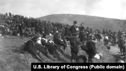 Руски войници се предават на японските сили при Порт Артур.