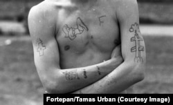 Татуиран младеж от центъра за задържане на непълнолетни в Асод през 1975 г.