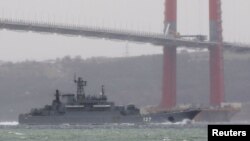 Десантният кораб "Минск" на руските военноморски сили отплава в Дарданелите на път за Черно море в Чанаккале, Турция, 8 февруари 2022 г. 