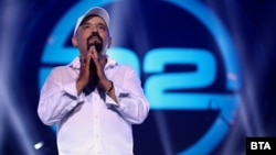 Дичо на сцената в зала 1 на НДК