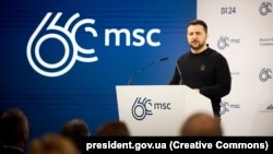 Президентът на Украйна Володимир Зеленски говори пред Мюнхенската конференция за сигурност в момент, в който САЩ не успяват да одобрят нужната военна помощ, Тръмп застрашава НАТО, Навални е обявен за мъртъв, а войната навършва 2 години.