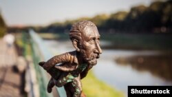 Статуетка на художника Тивадар Чонтвари Костка изобразява пързаляне с кънки върху парапет в Ужгород. Като по-млад в този град художникът прекарва няколко години.