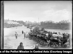 Карети с впрегнати коне чакат клиенти пред жп гарата в Москва.