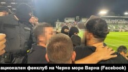 Маскирани служители на разградската полиция нахлуха в сектор "Б" на стадион "Хювефарма Арена" в началото на второто полувреме на квалификационния мач за Евро 2024 между националните отбори на България и Сърбия, завършил 1:1.