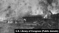 Руски войници наблюдават горяща сграда по време на битката за Мукден - последното сражение във войната, която Русия губи.