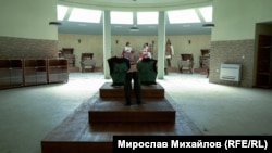 "Тронната зала" в "Светът на траките". В дъното са четирите восъчни фигури.