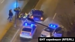 Кадър от ареста на Пламен Пенев, на който се виждат скупчените върху него полицаи със светлоотразителни жилетки.