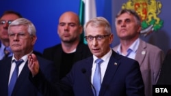 Премиерът Николай Денков и министърът на земеделието Кирил Вътев заедно с представители на земеделския бранш след подписването на споразумението в понеделник