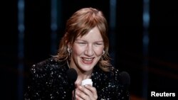 Тук Сандра Хюлер получава награда за най-добра актриса за филма "Анатомията на едно падане" по време на наградите "Сезар" на 23 февруари, 2024 г.