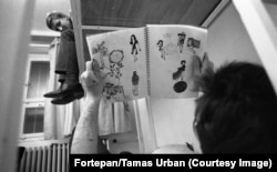 Момчета на койките си в Асод.