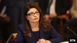 Депутатката от ГЕРБ Десислава Атанасова по време на изслушването си в конституционната комисия в парламента в четвъртък.