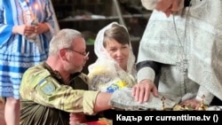 Артур и Елена правят църковна венчавка веднага след като се събират повторно.