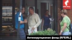 Петьо Петров Еврото и настоящият временен главен прокурор Борислав Сарафов пред ресторант "Осемте джуджета". Снимката беше публикувана от Антикорупционния фонд в края на май 2023 г.