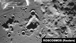 Снимка, направена от камерата на лунния апарат за кацане "Луна-25", показва кратера Зееман, разположен на далечната страна на Луната, 17 август 2023 г.