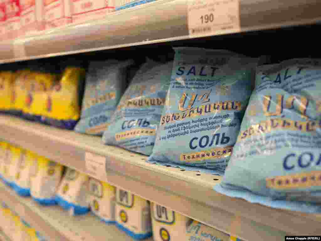 Сол от мината в супермаркет в Ечмиадзин. Собствениците на мината Аван имат за цел тя да печели от скъпи подземни обиколки и от болницата, която се използва предимно от руски туристи, които идват на еднодневни сеанси, предимно през лятото.