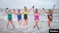 Жени участват в събитие по случай Международния ден на жената в Единбург. Парите, събрани от събитието, ще бъдат дарени на неправителствената организация Women's Aid.