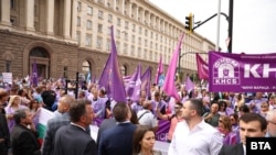 Протестиращи въглищари и енергетици до сградата на парламента, бившият Партиен дом.