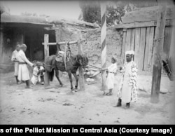 Подковаване на кон в Ош.