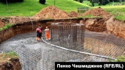 Пилонът трябва да е готов до края на юни.