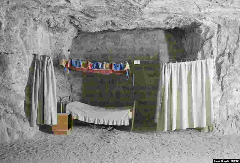 Легло в Републиканския център по спелеотерапия в солните мини Аван. Целта на подземната болница е да помага на хора с респираторни заболявания чрез излагането им на солен въздух по време на сеансите, продължаващи няколко часа под земята.