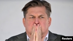 Максимилиан Кра, член на Европейския парламент от крайнодясната „Алтернатива за Германия“ и водещ кандидат на AfD на изборите за парламент през юни, присъства на предизборен митинг за местни избори в Дрезден, Германия, 1 май 2024 г.