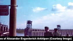 СССР, последиците действията на Червената армия. Взривеният язовир не позволява на германските войски незабавно да влязат в Запорожие. На преден план са немски войници. Кадърът е от цветен негатив на AGFA.