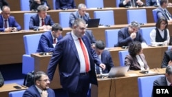 Депутати на заседанието на парламента в сряда, когато промените в Конституцията минаха трето четене. На снимката е председателят на парламентарната група на ДПС Делян Пеевски. 20 декември 2023 г.